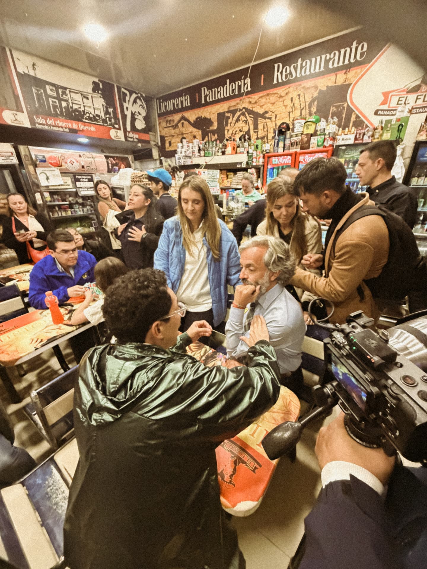 Juan Daniel Oviedo con la gente en una panadería de Bogotá