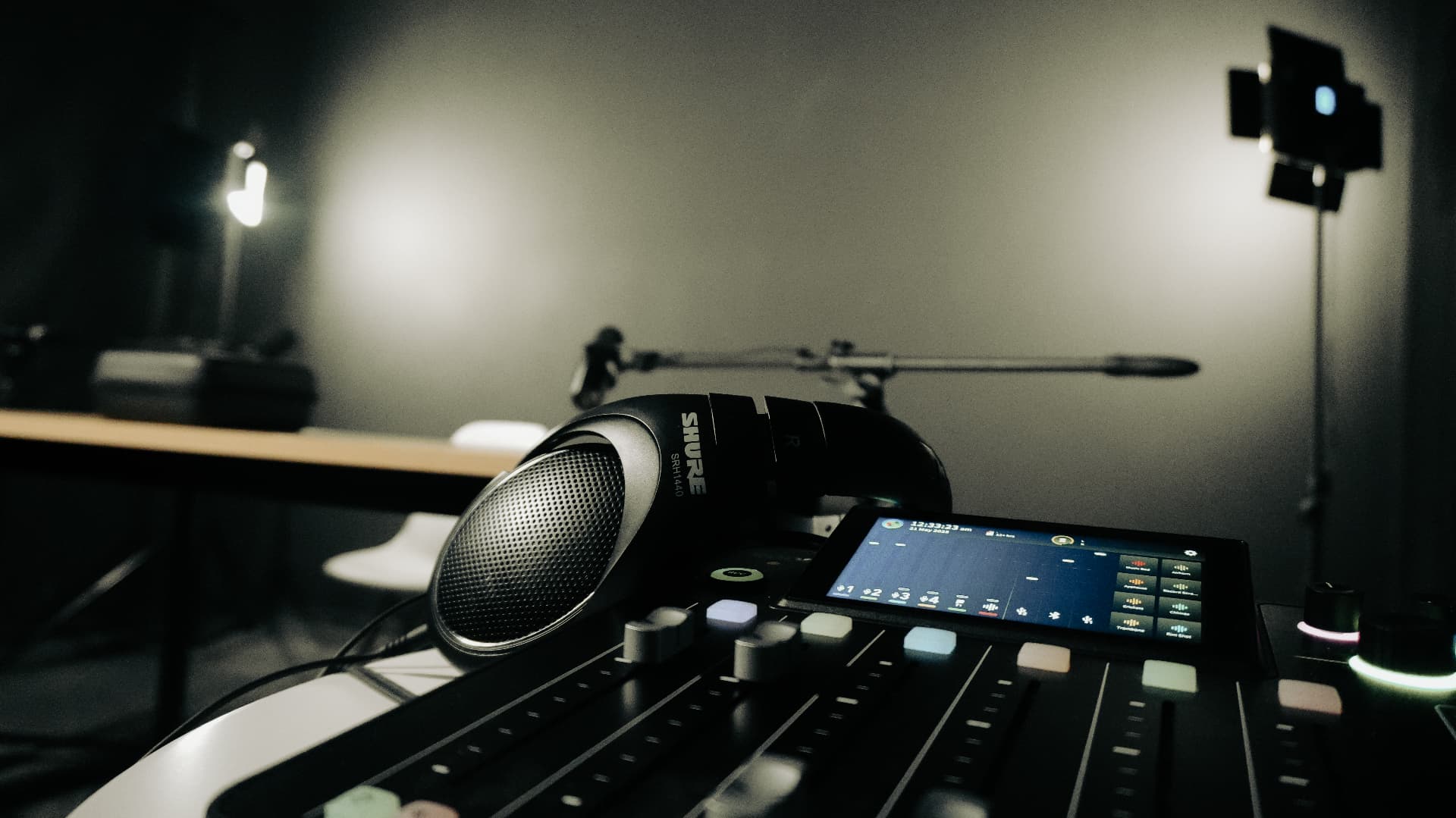 Consola de audio Shure en el estudio de Sophia