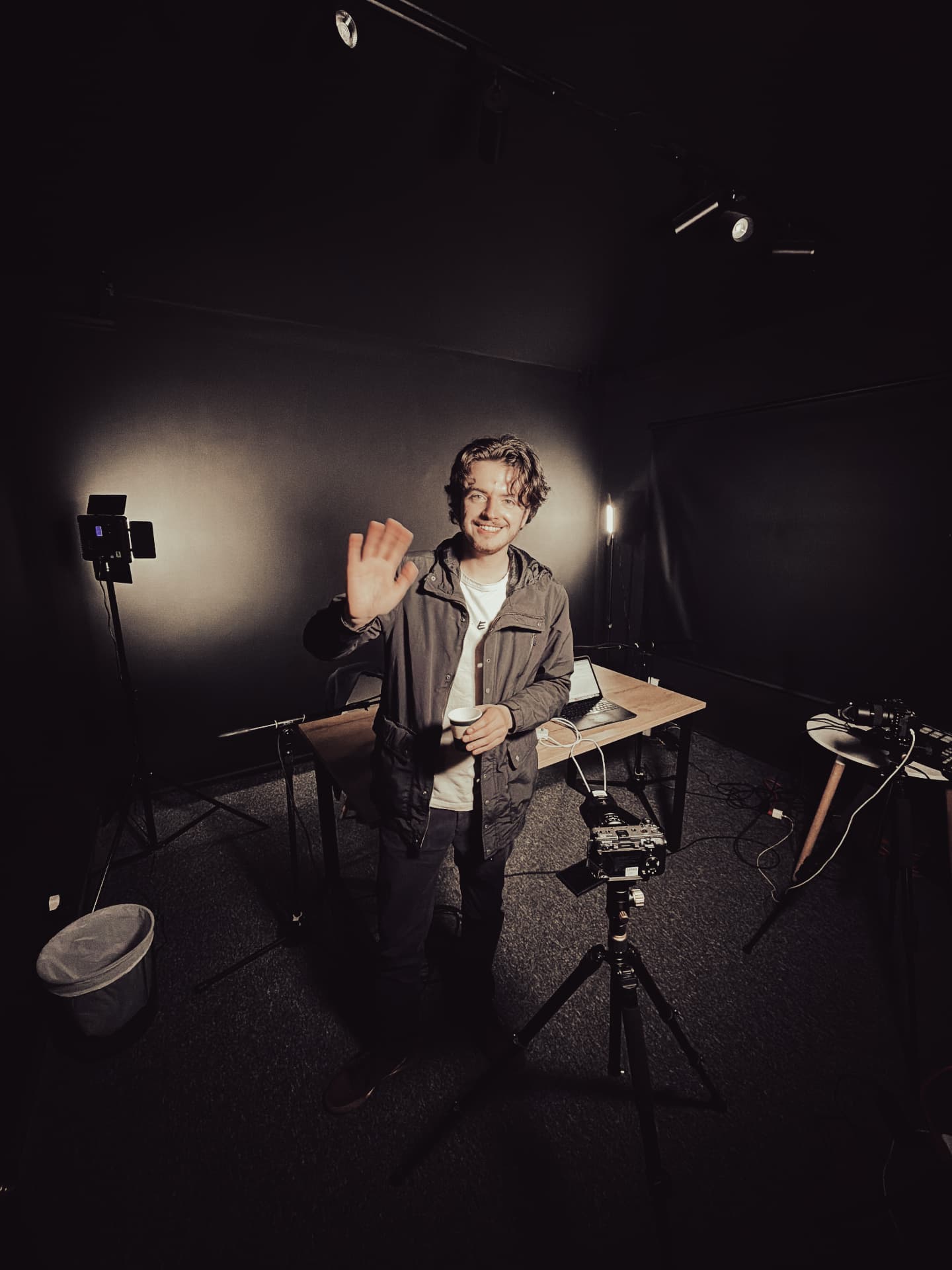Presentador saludando desde el set del estudio de Sophia