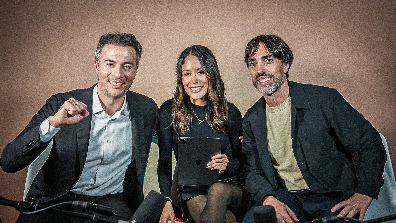 Tres personas en el estudio de Sophia listas para grabar podcast